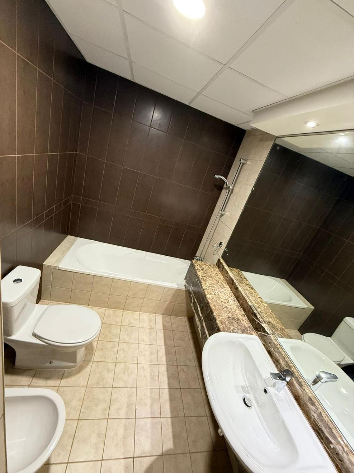 Backpackers Heaven ! 18 Beds In A 2 Bedroom Apartment In Front Of Union Metro Station Diera Dubai Bagian luar foto