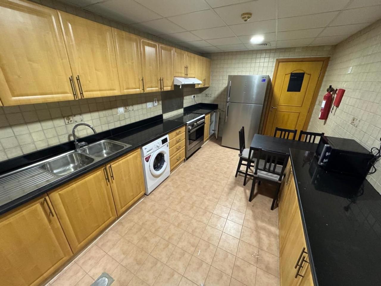 Backpackers Heaven ! 18 Beds In A 2 Bedroom Apartment In Front Of Union Metro Station Diera Dubai Bagian luar foto