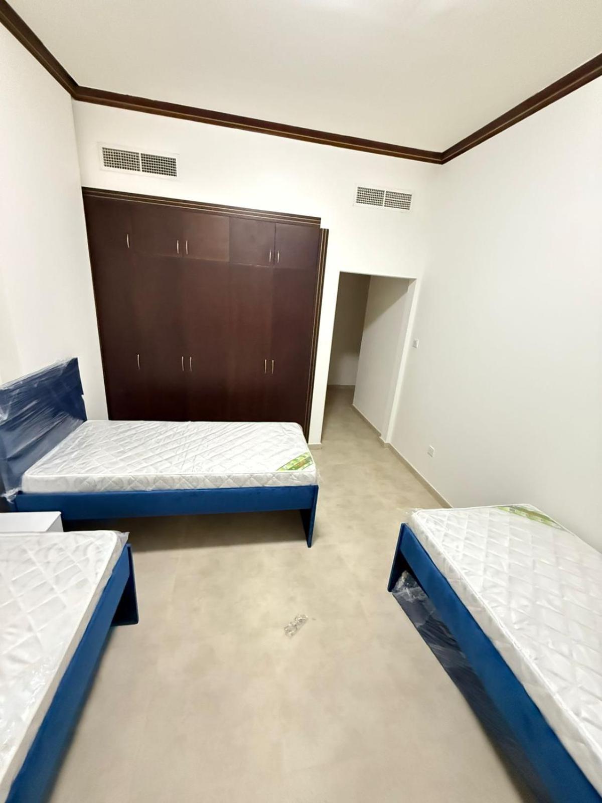 Backpackers Heaven ! 18 Beds In A 2 Bedroom Apartment In Front Of Union Metro Station Diera Dubai Bagian luar foto
