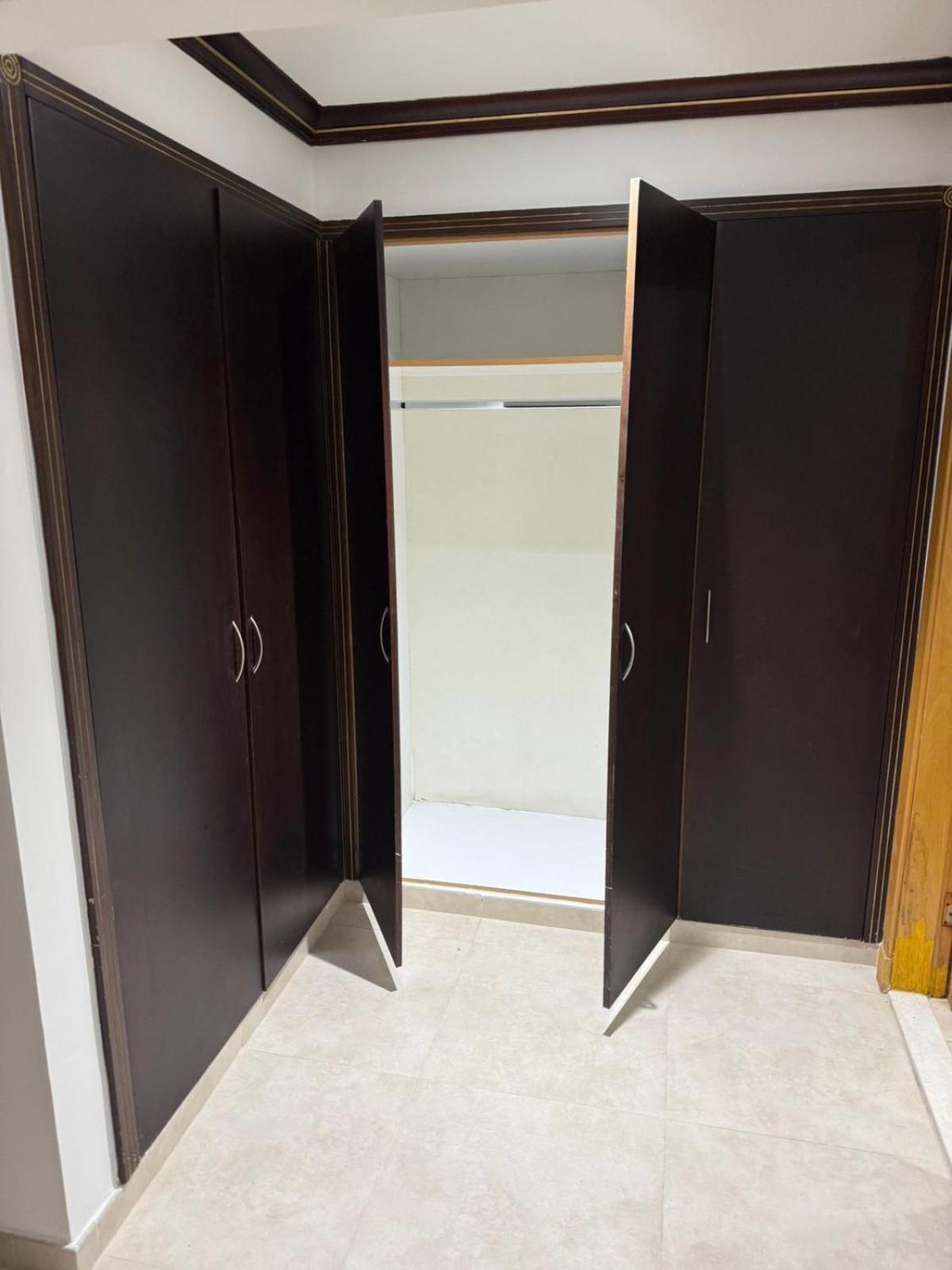 Backpackers Heaven ! 18 Beds In A 2 Bedroom Apartment In Front Of Union Metro Station Diera Dubai Bagian luar foto