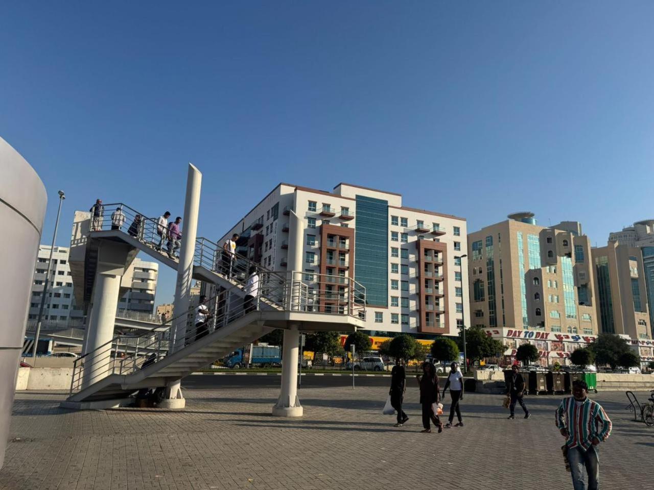 Backpackers Heaven ! 18 Beds In A 2 Bedroom Apartment In Front Of Union Metro Station Diera Dubai Bagian luar foto