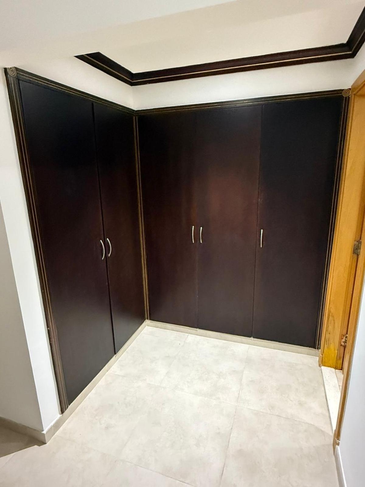 Backpackers Heaven ! 18 Beds In A 2 Bedroom Apartment In Front Of Union Metro Station Diera Dubai Bagian luar foto