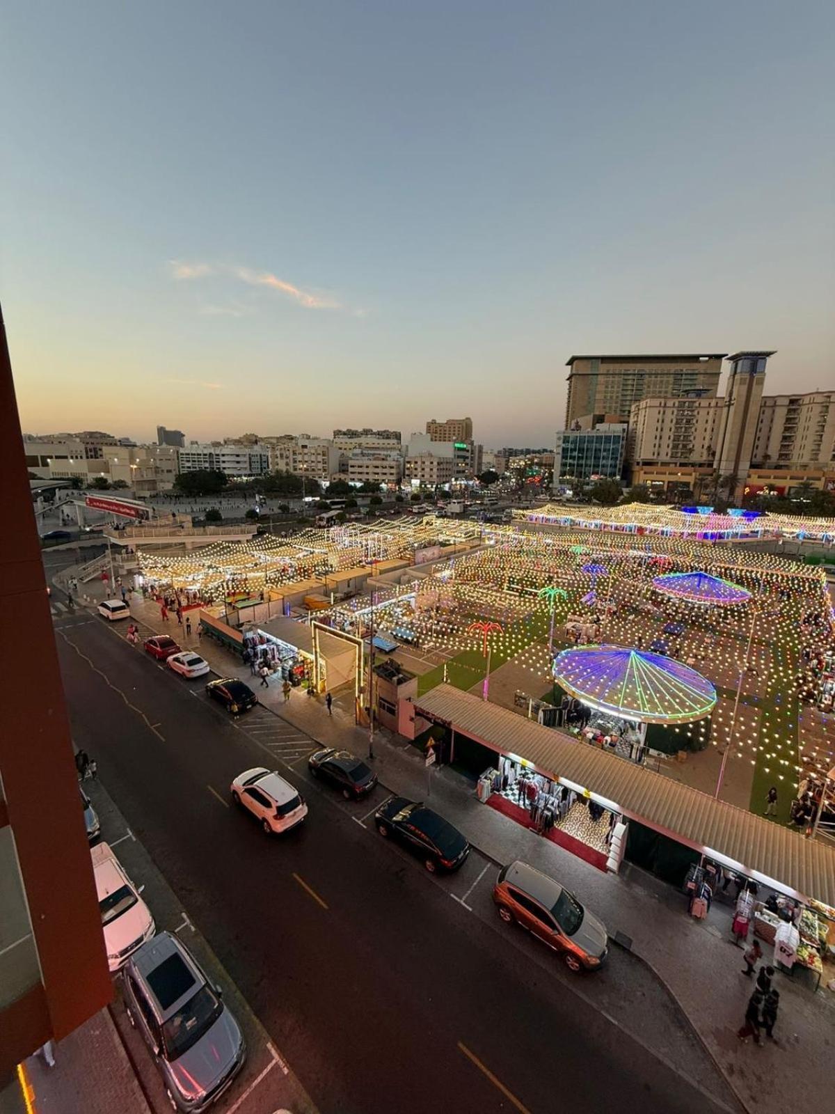 Backpackers Heaven ! 18 Beds In A 2 Bedroom Apartment In Front Of Union Metro Station Diera Dubai Bagian luar foto
