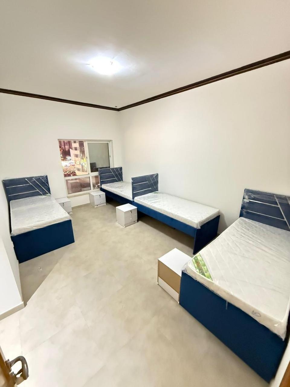 Backpackers Heaven ! 18 Beds In A 2 Bedroom Apartment In Front Of Union Metro Station Diera Dubai Bagian luar foto